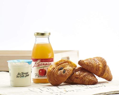 een fles brood en een fles sinaasappelsap bij Maison Borrel in Carcassonne