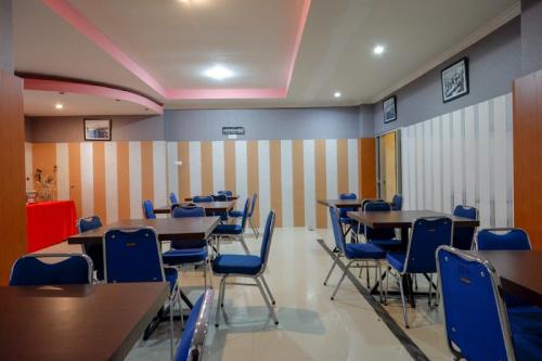 Гостиная зона в RedDoorz near Citraland Waterpark Kendari