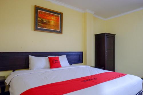 Кровать или кровати в номере RedDoorz near Citraland Waterpark Kendari