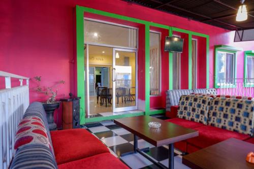 Гостиная зона в RedDoorz near Citraland Waterpark Kendari