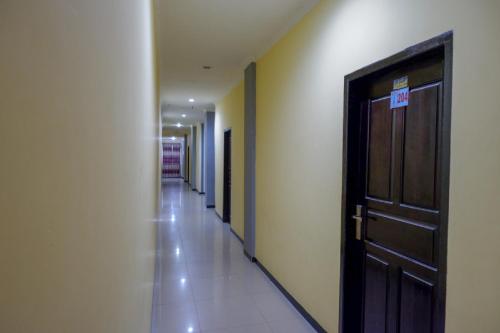 Фотография из галереи RedDoorz near Citraland Waterpark Kendari в городе Lepoleop