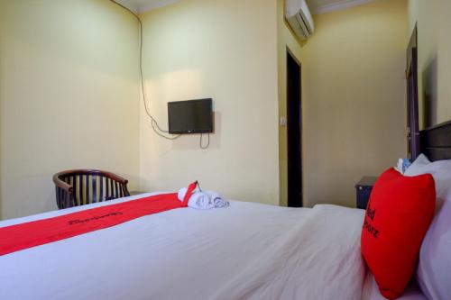 Телевизор и/или развлекательный центр в RedDoorz near Citraland Waterpark Kendari