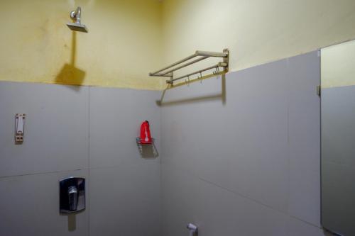 Ванная комната в RedDoorz near Citraland Waterpark Kendari
