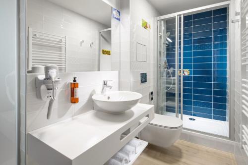 e bagno con lavandino, servizi igienici e doccia. di Comfort Hotel Prague City a Praga