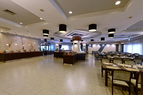 a banquet hall with tables and chairs in a restaurant at Euro Park Hotel Bursa in Bursa