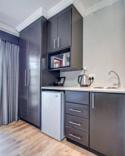 Dapur atau dapur kecil di The Nightingale Guesthouse