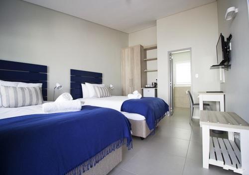 Una cama o camas en una habitación de Kleinmond Lodge