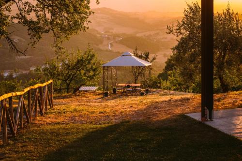 a gazebo sitting on top of a hill at Agriturismo Amargi in Smerillo