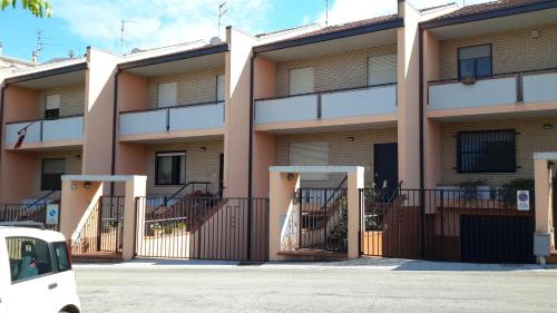 an empty parking lot in front of a building at Villetta di Charme in Centro Città in Lanciano