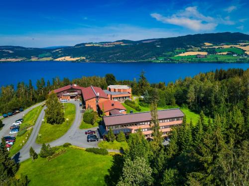 an aerial view of a resort with a lake at Honne Hotell in Biri