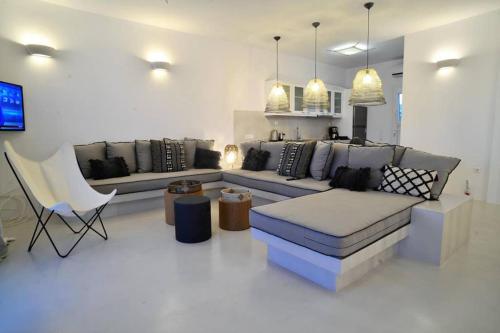 un soggiorno con divano e sedie di Dream House "A" a Città di Tinos