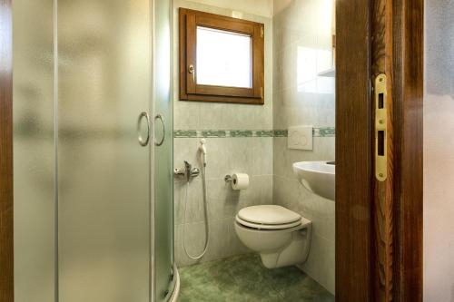 a bathroom with a toilet and a sink at Villa Viktoria & Andras in Tredozio