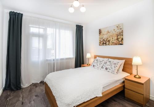 een slaapkamer met een bed en een raam bij Greenkey Apartment S30 in Reykjavík