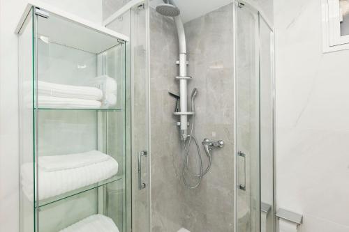 łazienka z prysznicem i szklanymi drzwiami w obiekcie First line sea, luxury penthouse, sea and sunset view Vivenda Vacational Guayero 618 w mieście Los Cristianos