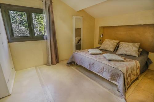 מיטה או מיטות בחדר ב-Chambre d'hôtes couvent d'Alando