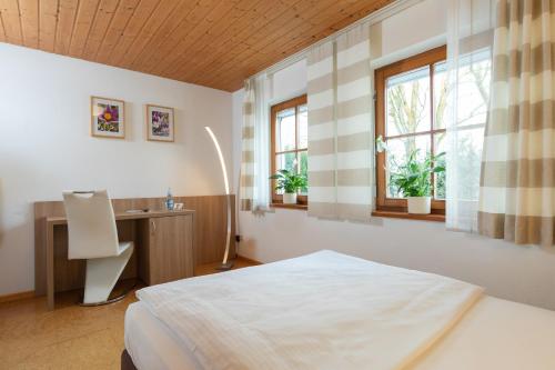 Кровать или кровати в номере Landhotel Oßwald
