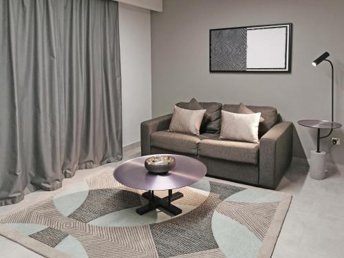  Hotel Holiday International -  Room  picture :   Tea/Coffee maker    Minibar    Shower                           