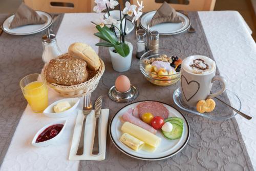 une table avec des assiettes de nourriture sur une table dans l'établissement Landhotel Oßwald, à Kirchheim am Ries