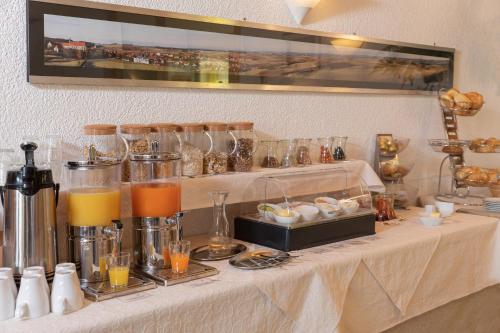 une table avec des verres et d'autres objets dessus dans l'établissement Landhotel Oßwald, à Kirchheim am Ries