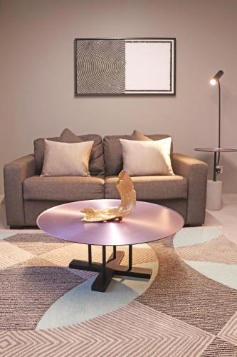  Hotel Holiday International -  Room  picture :   Tea/Coffee maker    Minibar    Shower                           