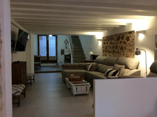 een woonkamer met een bank en een tafel bij Filoses 18A in Valldemossa