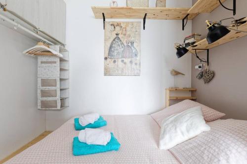 une chambre avec un lit avec des serviettes dessus dans l'établissement La Fleur d Honfleur avec son parking, à Honfleur