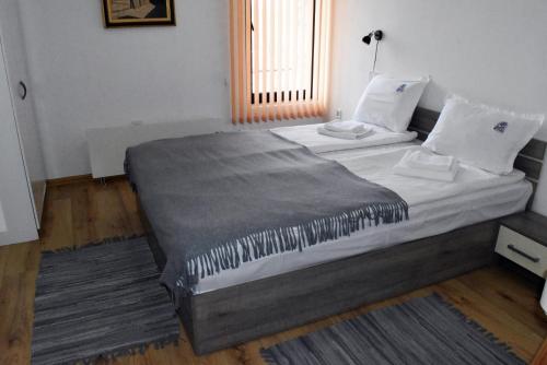 Een bed of bedden in een kamer bij Къща Стария град