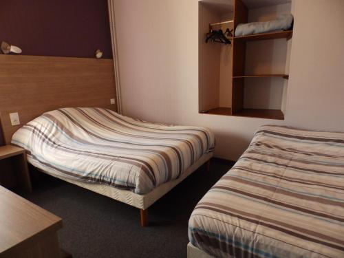 - une petite chambre avec 2 lits et une armoire dans l'établissement Logis Hôtel Restaurant Les Cévennes, à Saint-Cirgues-en-Montagne