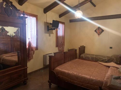 sypialnia z 2 łóżkami i lustrem w obiekcie B&B Dal Fiocinino w mieście Comacchio