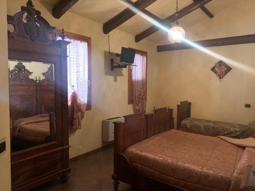 1 Schlafzimmer mit 2 Betten und einer Kommode in der Unterkunft B&B Dal Fiocinino in Comacchio