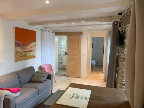 - un salon avec un canapé et une table dans l'établissement Le Cap Solidor, à Saint-Malo