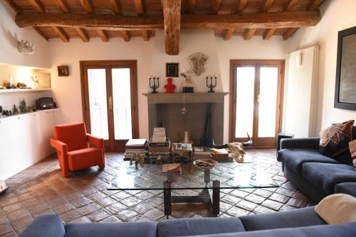 sala de estar con sofá y chimenea en Cesare Magli & Figli Residenza D'Epoca Luxury Rooms, en Molinella