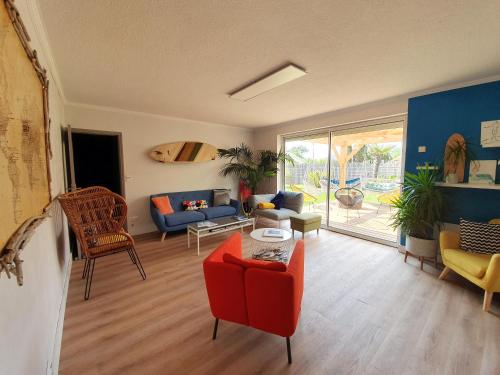 uma sala de estar com um sofá vermelho e uma mesa em La Maison Bisca em Biscarrosse-Plage