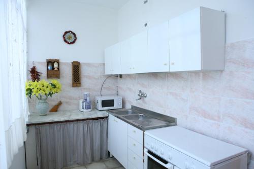 a small kitchen with a sink and a microwave at Il campanile in Soleto
