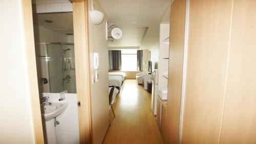 een badkamer met een wastafel, een douche en een toilet bij Incheon Airport Gogo House in Incheon