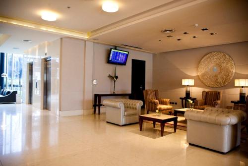 Un lugar para sentarse en Holiday Inn Ezeiza Airport, an IHG Hotel