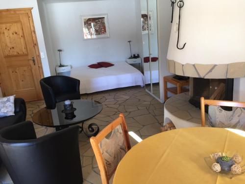 una camera con letto, tavolo e sedie di 2-Zimmer Ferienwohnung Bünda a Davos