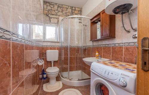 ein Badezimmer mit einem Waschbecken und einer Waschmaschine in der Unterkunft Bruna in Poreč