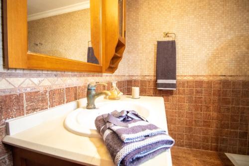 A bathroom at Mountain Chalet Sea Views & Pool