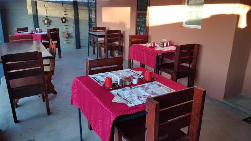 Ein Restaurant oder anderes Speiselokal in der Unterkunft Rustique Paris Guest House 