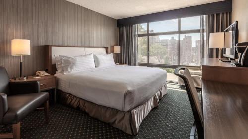 a hotel room with a bed and a window at Holiday Inn Chicago North-Evanston by IHG in Evanston