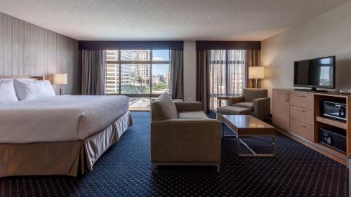 Habitación de hotel con cama y TV de pantalla plana. en Holiday Inn Chicago North-Evanston, an IHG Hotel en Evanston
