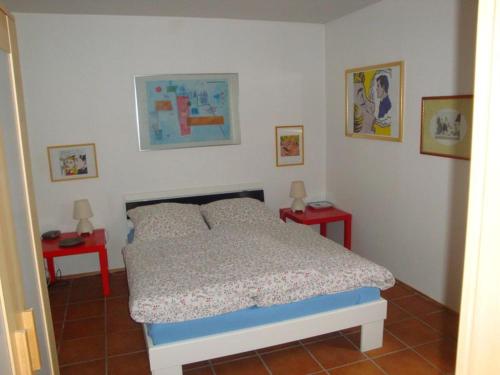 um quarto com uma cama e duas mesas vermelhas em Maison d'hôtes Alsace - 4 chambres d'hôte - private Gästezimmer Elsass - private guest rooms Alsace em Bischwiller
