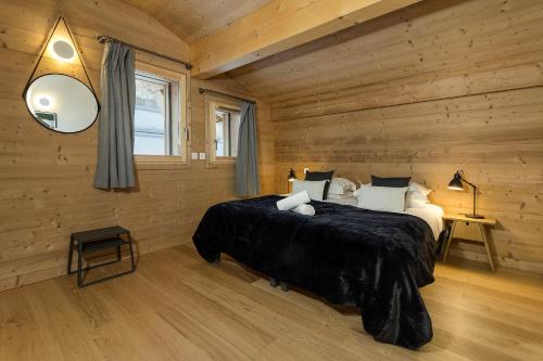 1 dormitorio con 1 cama en una habitación de madera en APARTMENT TRABETS 2 - Alpes Travel - LES HOUCHES - sleeps 8, en Les Houches