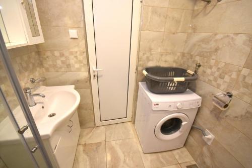 Ένα μπάνιο στο Lucky Apartments