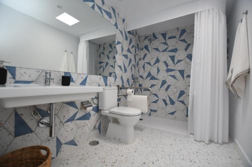 ein Badezimmer mit einem weißen WC und einem Waschbecken in der Unterkunft Alojamiento vacacional Linaje del Pago in El Sauzal