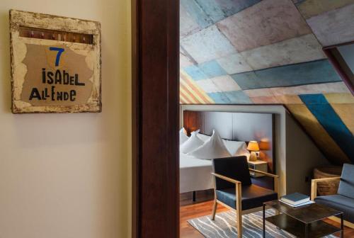 a room with a mirror and a room with a bed at Hotel La Casueña in Lanuza