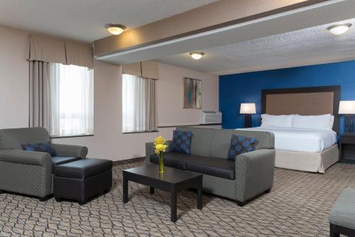 Et opholdsområde på Holiday Inn Chicago - Elk Grove, an IHG Hotel