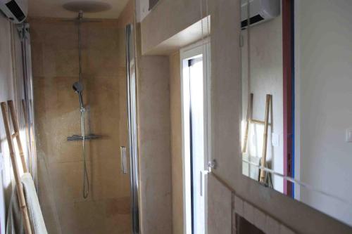 baño con ducha y puerta de cristal en Appartement de Charme - Parc du Luberon, en Cadenet