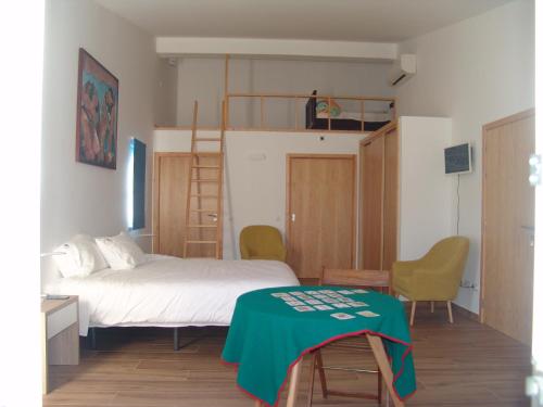 una camera da letto con un letto con una coperta verde sopra di Herdade Rodrigo Afonso a São Teotónio